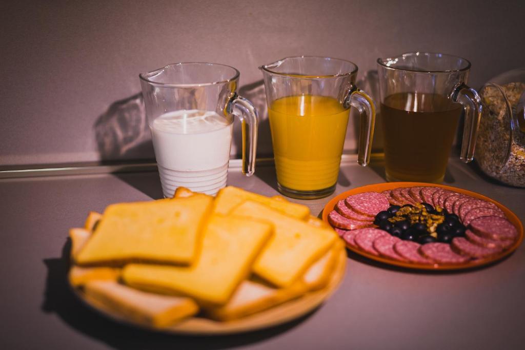 Rooms breakfast. Мини отель рум энд Брекфаст Мурманск. Rooms Breakfast Мурманск. Румс и Брекфаст Мурманск. Завтраки Мурманск.